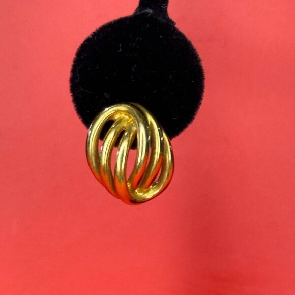 Classic Women’s Earrings.  Gold Color - Picture 2 of 4